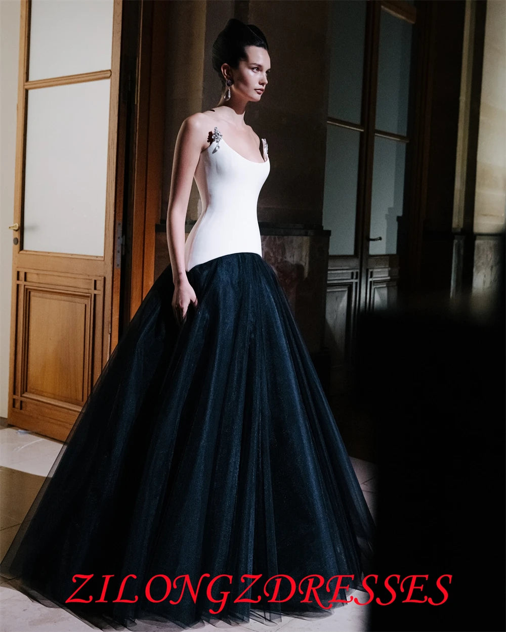 Customized Luxury Satin Evening Dresses Exquisite Strapless Sleeveless Homecoming Dresses Fashion Sweep Train Prom Dress