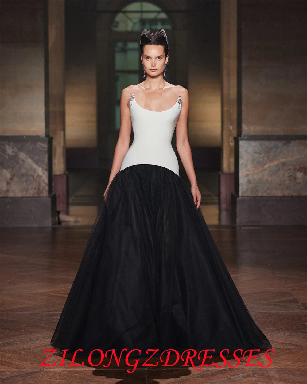 Customized Luxury Satin Evening Dresses Exquisite Strapless Sleeveless Homecoming Dresses Fashion Sweep Train Prom Dress