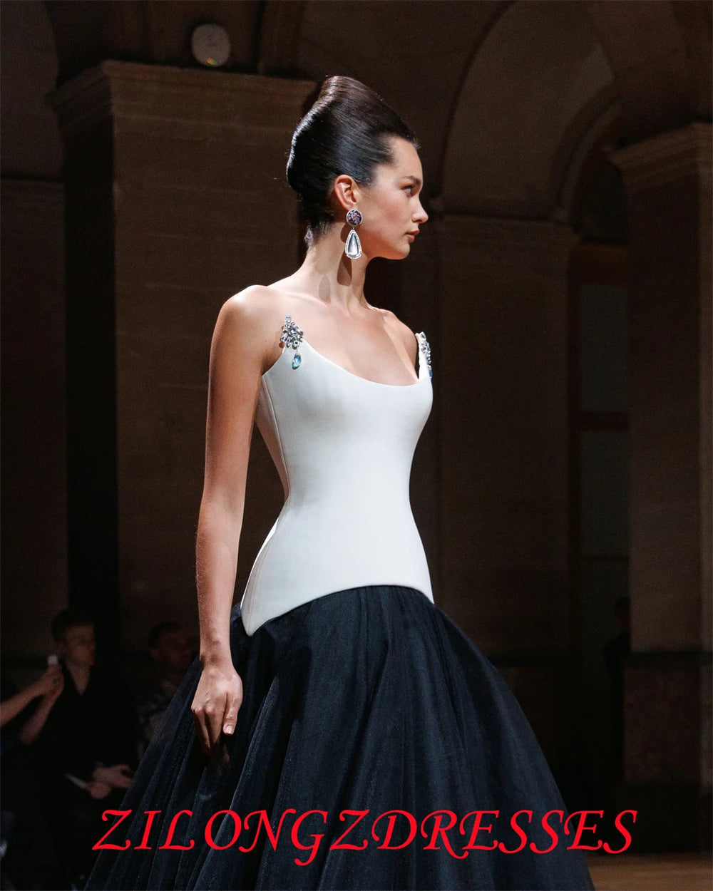 Customized Luxury Satin Evening Dresses Exquisite Strapless Sleeveless Homecoming Dresses Fashion Sweep Train Prom Dress